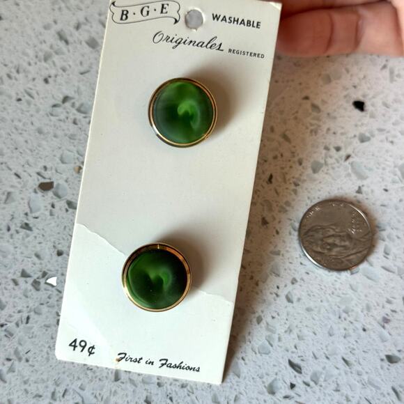 4 NEW Vintage 1950s Green & Gold BGE Buttons on Card Shank Round Marbled - Picture 3 of 9